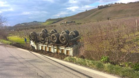 Fermo Camion Finisce Nella Scarpata E Si Ribalta Tragedia Sfiorata