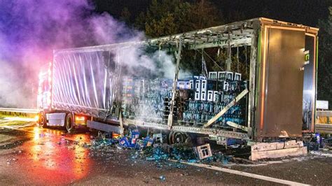 A5 bei Homberg Ohm gesperrt Getränke Laster in Flammen