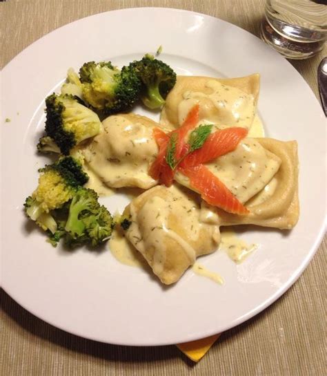 Ravioli Mit Lachs Cremefraiche F Llung An Zitronen Dill Sauce