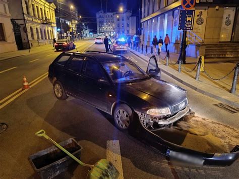 Nocne zderzenie audi z BMW w centrum miasta Jeden z kierowców chciał