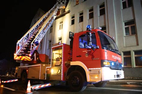 Feuerwehreinsatz Im Erzgebirge Bewohner Retten Sich Auf Balkon