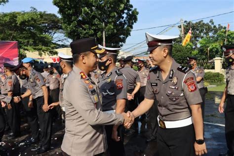 Kapolres Cianjur Memimpin Upacara Kenaikan Pangkat 53 Personel Polres