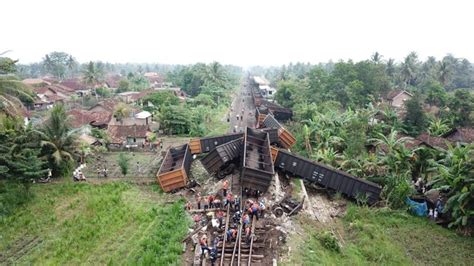 Foto Tabrakan Antar Lokomotif Babaranjang Di Lampung Tengah Kumparan