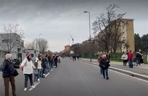 Milano Una Lunga Catena Umana Di Mila Persone Contro Lo Stadio Milan