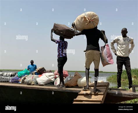 Renk South Sudan 20th Mar 2024 Men Load Boats On The White Nile To