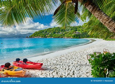 Playa Con Kayaks Y Palmeras En Seychelles Imagen De Archivo Imagen De