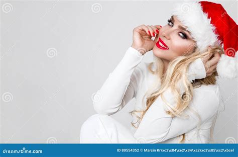 Het Mooie Sexy Blonde Vrouwelijke Model Kleedde Zich Als Santa Claus In Een Rood GLB Stock Foto