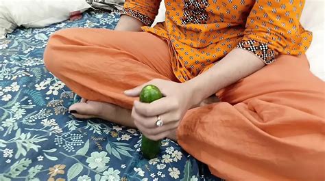 Pakistani Housewife Inserting Large Cucumber In Her Tight Anal XHamster