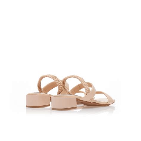 Πέδιλα nude δερματίνη με λάστιχο στο πίσω μέρος και λουστρίνι τακούνι TSOUKALAS