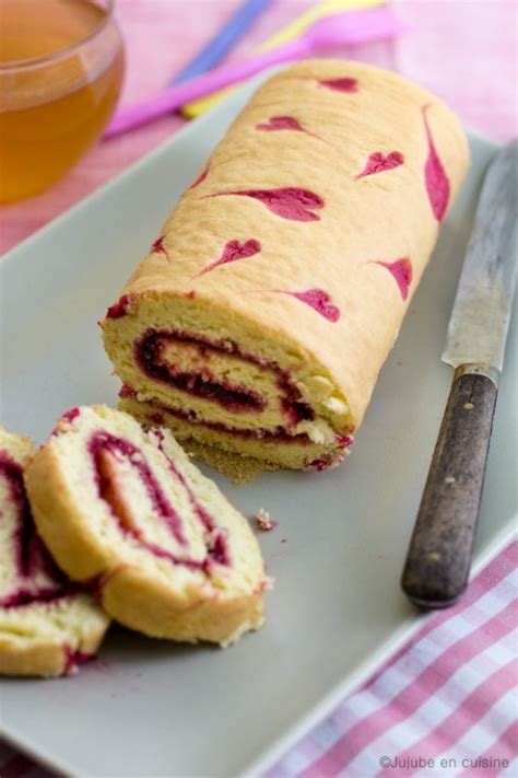 Gâteau roulé à la framboise avec des petits cœurs jujube en cuisine