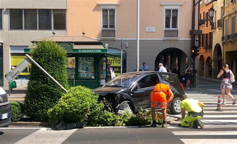 Schianto All Incrocio Tra Via Dante E Corso Milano Conducente Colpita