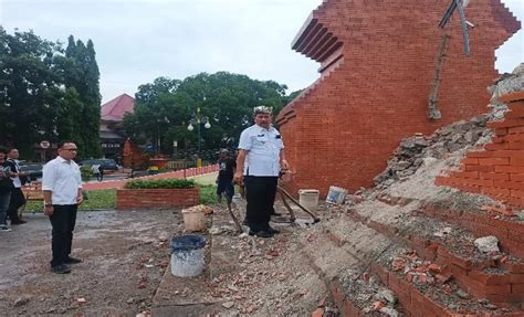 Gapura Pataraksa Senilai Ratusan Juta Ambruk Bupati Cirebon Jelas