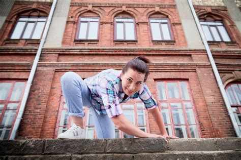 Brunette Divertida Linda Chica Cerca De La Pared Con Ladrillo Rojo En La Parte Central De La