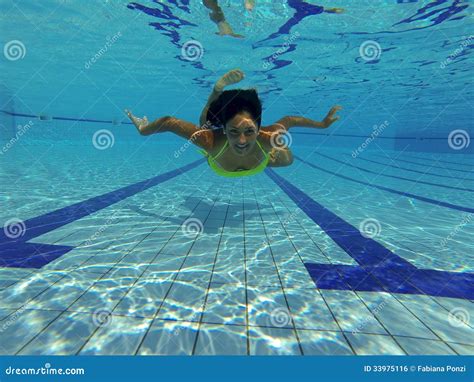 Retrato De La Belleza En El Bikini Que Sonríe Bajo El Agua Foto de archivo Imagen de piscina