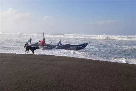 Gelombang Tinggi Di Laut Selatan Produksi Ikan Tangkap Di Bantul