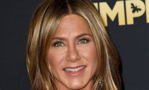 Jennifer Aniston de 54 años luce espléndida figura con underwear negro