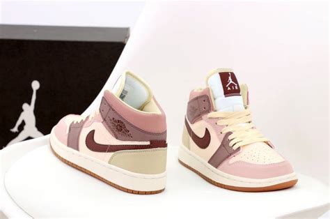 Купить Кроссовки женские Nike Air Jordan 1 Retro в стиле найк джордан ...