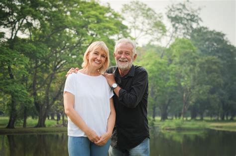 Portrait de couple de retraités retraités Homme et femme heureuse dans