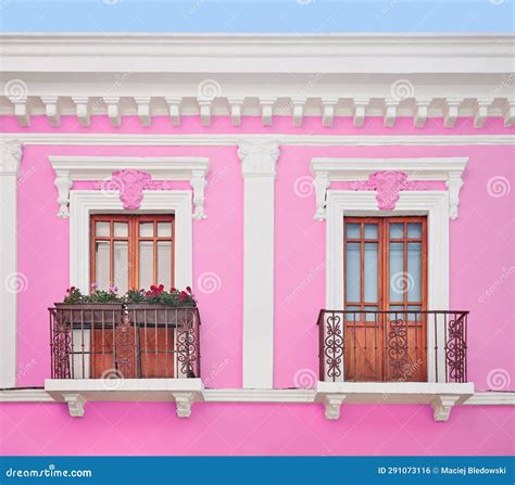 Vistas a La Calle De La Fachada De Un Antiguo Edificio Colonial