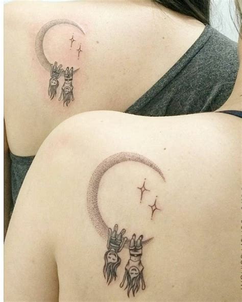 Tatuajes En La Esc Pula Ni As Colgando Cabeza Abajo De Media Luna