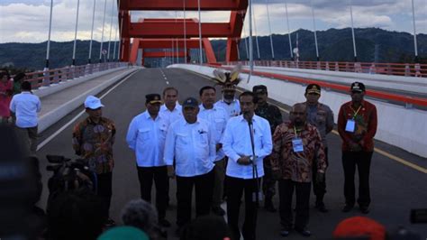 Presiden Jokowi Resmikan Jembatan Youtefa Di Jayapura Didampingi