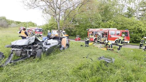 J Hrige Prallt Gegen Baum Schwerer Unfall Beim Berholen