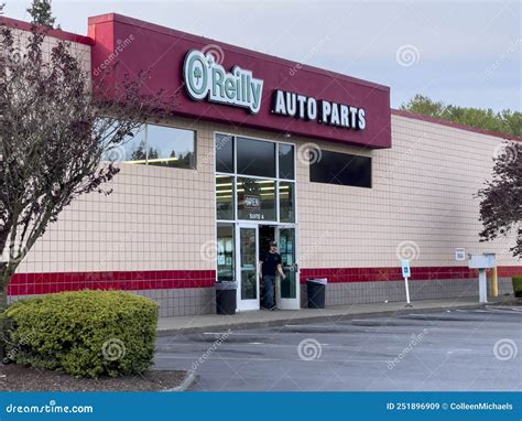 Lynnwood Wa Usa Circa May Wide View Of A Man Exiting An O