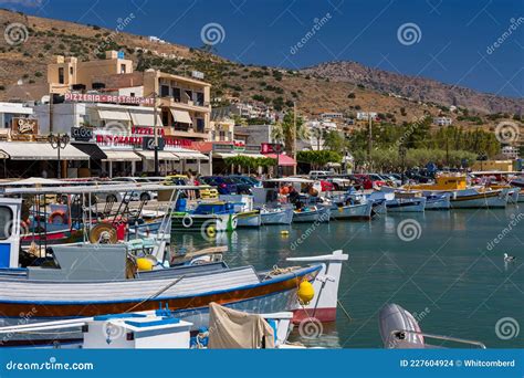 Elounda Crete De Julio De Coloridos Barcos De Pesca