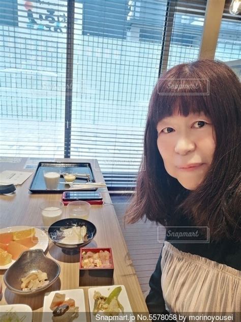 朝食バイキングで好きなものを並べた61歳の女性の写真・画像素材[5578058] Snapmart（スナップマート）