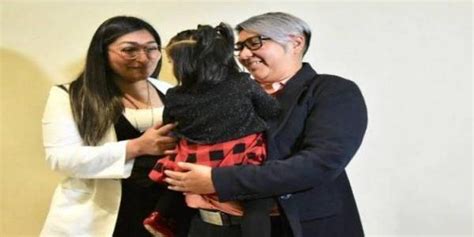 Hacen Historia Pareja De Mujeres Consigue Er Adopci N Homoparental En