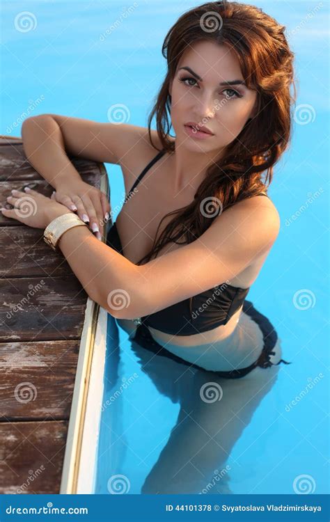 Sexy Mädchen Mit Dem Dunklen Haar Im Bikini Der Im Swimmingpool