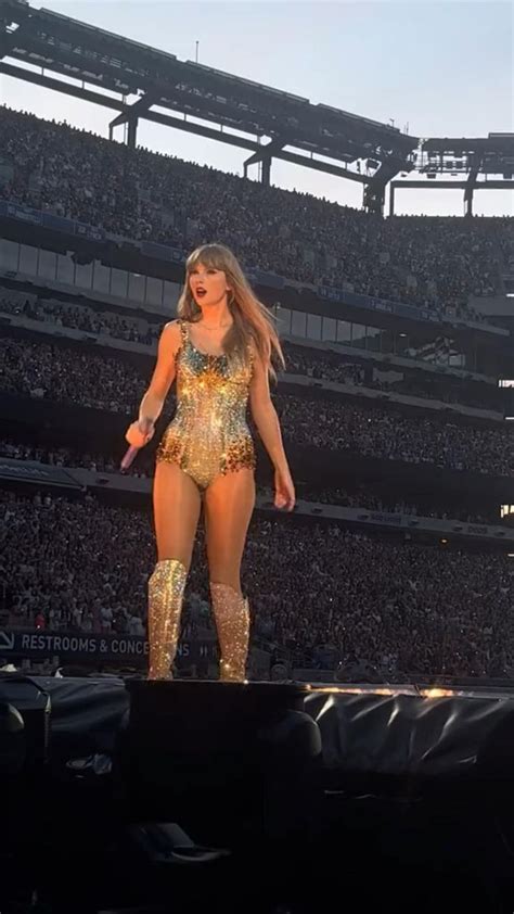 The Archer Metlife Stadium The Eras Tour 🩷 Taylor Swift Singing