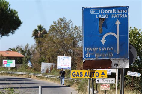 Scontro Frontale Tra Camion E Auto Sulla Domitiana Traffico Impazzito