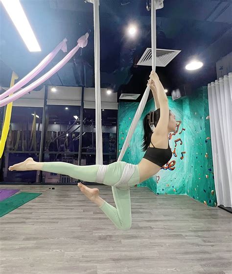 Hot girl yoga Trà My xoạc chân trên dây ngoạn mục vẫn giữ eo 60 cm sau Tết