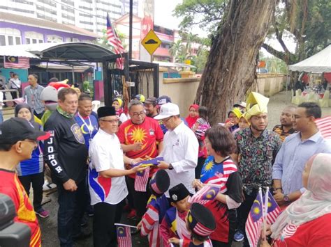 辉煌条纹车队穿梭隆市‧与甘榜峇鲁百人同欢 地方 大都会 都市动态 星洲网 Sin Chew Daily