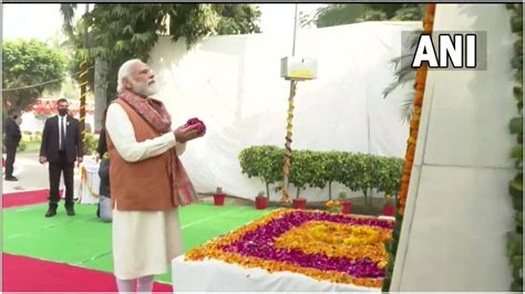 In Photos Pm Modi Pays Tribute To Freedom Fighters Prays At Temple In