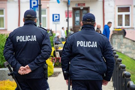 Ile Zarabia Policjant W Polsce Oto Konkretne Stawki O2