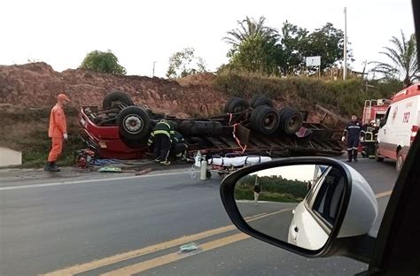 Caminhão tomba na BR 101 e motorista é resgatado das ferragens em