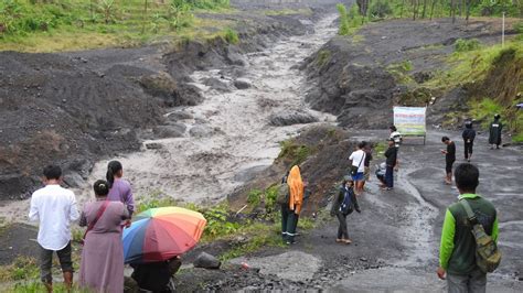 Banjir Lahar Hujan Gunung Semeru Kembali Putus Jalur Alternatif