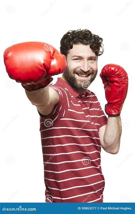 Sonrisa De Los Guantes De Boxeo Del Hombre Que Lleva Imagen De Archivo