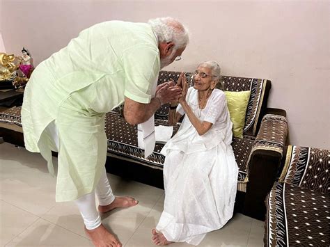 Pm Narendra Modi Meets His Mother Heeraben Modi In Gandhinagar चार