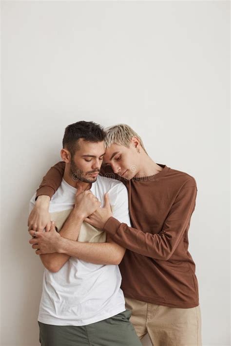 Couple Gay Moderne Embrassant Contre Blanc Image stock Image du fermer sexualité 213372099