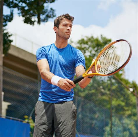 Hombre Raqueta Y Sirva En El Partido De Tenis Al Aire Libre Y En La