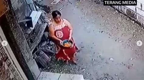 Viral Emak Emak Di Sidoarjo Siram Air Kencing Ke Rumah Tetangga