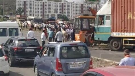 Pune Satara Road Accident पुणे सातारा महामार्गावर भीषण अपघात एसटी