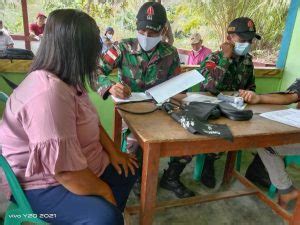 Sinergitas Satgas Yonif 144 JY Dalam Serbuan Vaksinasi Dosis 3 Bersama