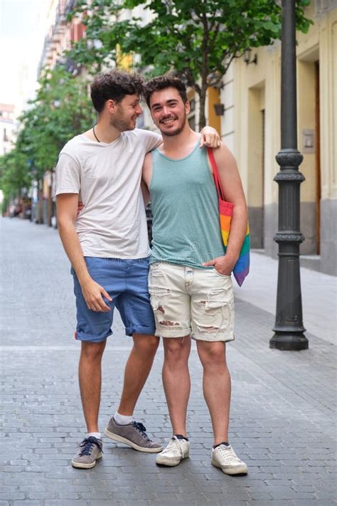 Casal Gay Rindo Abraçando E Olhando Para a Câmera Na Rua Imagem de Stock Imagem de orgulho