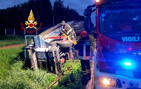 Incidente All Alba A Fucecchio Mezzo Pesante Finisce Fuori Strada