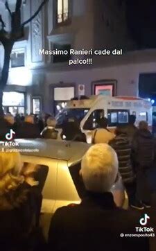 Napoli Massimo Ranieri Cade Dal Palco Durante Lo Show Le Immagini Dei