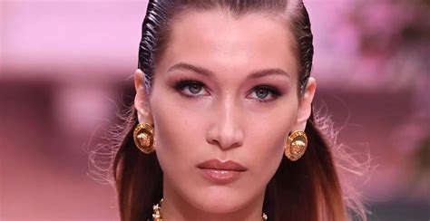 Bella Hadid Captada por los Paparazzi en un Bikini Picante en la Playa de Malibu Las Fotos Más